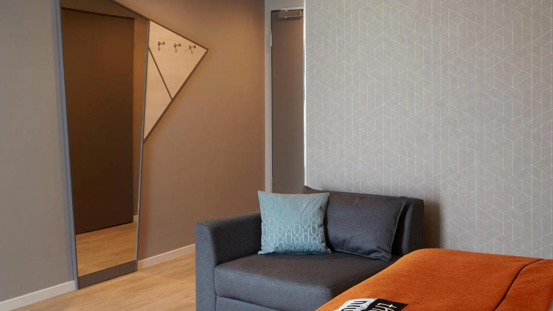Holiday Inn - The Niu, Hub Dusseldorf Messe By Ihg 3*,